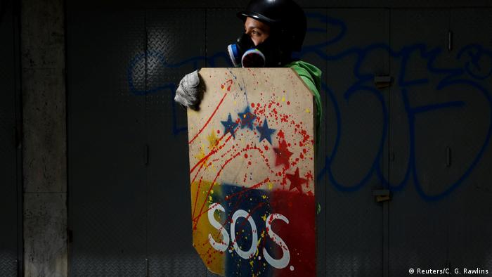 Venezuela Protestierende mit Schildern (Reuters/C. G. Rawlins)