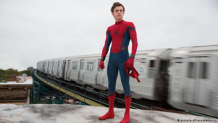 Filmszene aus Spider-Man Homecoming mit Tom Holland als Spiderman vor der New Yorker Hochbahn.