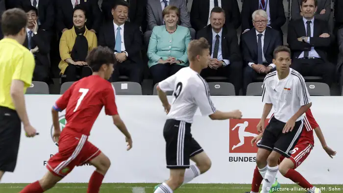 Berlin Fußball U12 Deutschland vs. China | Xi Jinping & Angela Merkel (picture-alliance/dpa/M. Sohn)