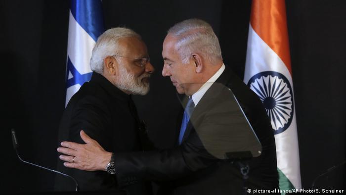 Herzliche Begrüßung zwischen Israels Premierminister Benjamin Netanyahu und Indiens Premierminister Narendra Modi