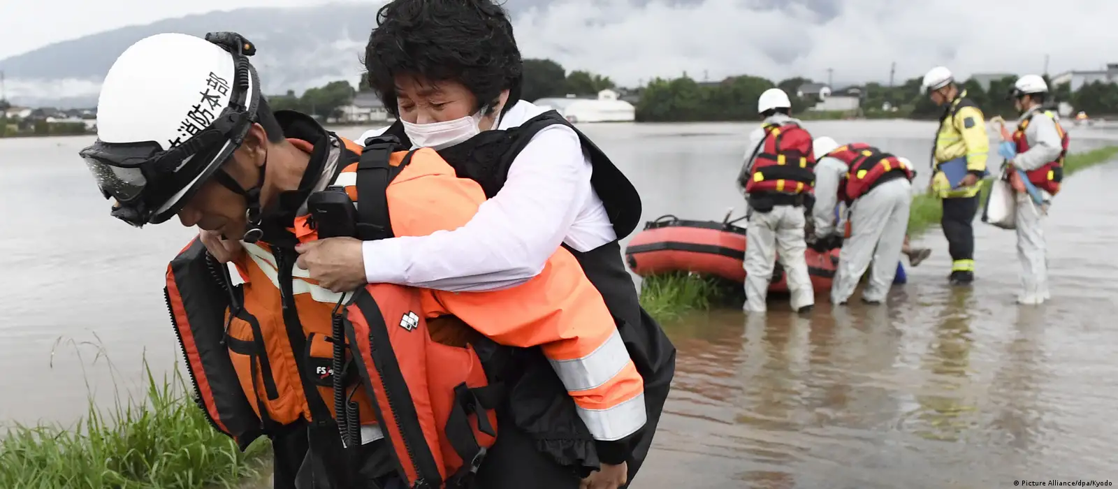 Torrential floods sweep through south Japan – DW – 07/06/2017