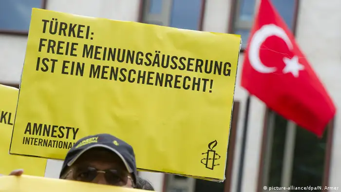 Amnesty International - Protest vor der Türkischen Botschaft in Berlin (picture-alliance/dpa/N. Armer)