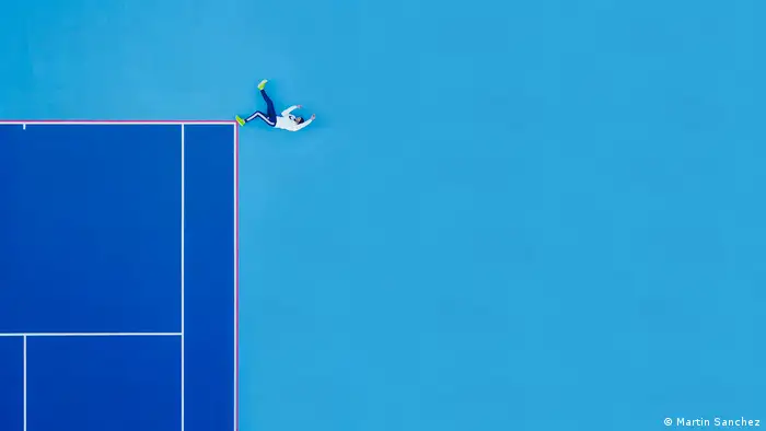Ein Mann liegt auf einem Tennisplatz in New Jersey. Drohnenfoto aus der Luft. Erster Platz in der Kategorie People beim 4. International Drone Photography Contest (Martin Sanchez)