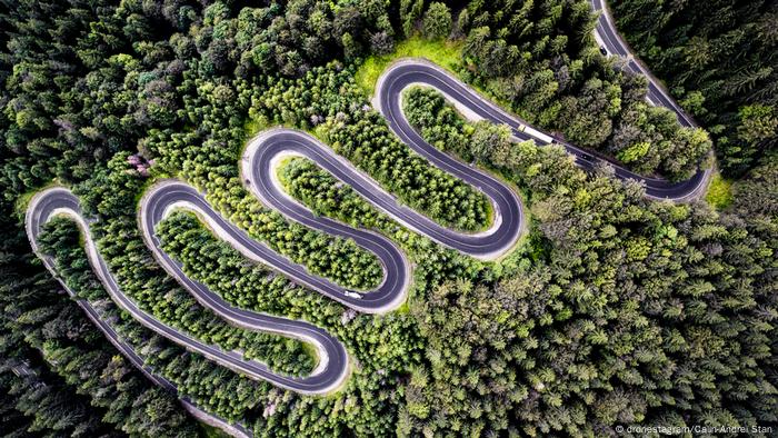 Drohnenfoto einer kurvenreichen Straße in Transsilvanien, Rumänien. Zweiter Platz der Kategorie Nature beim 4. International Drone Photography Contest (dronestagram/Calin-Andrei Stan)