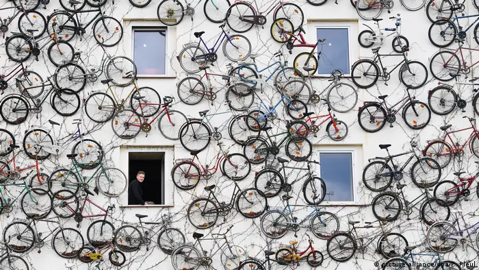 Deutschland Fassade voller alter Fahrräder (picture-alliance/dpa/P. Pleul)