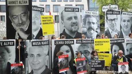 Amnesty International against Turkey's jailing of journalists (Getty Images/S.Gallup)