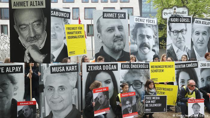 Amnesty International against Turkey's jailing of journalists (Getty Images/S.Gallup)