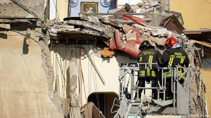 Italien Einsturz eines Hauses bei Neapel (picture-alliance/dpa/C. Fusco)