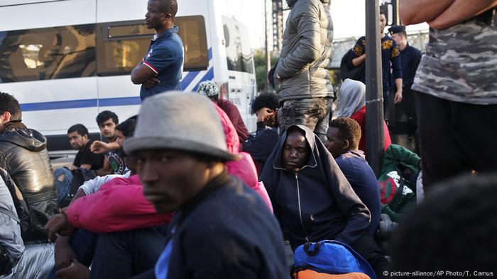 Frankreich Paris Migranten Flüchtlinge Camp Evakuierung (picture-alliance/AP Photo/T. Camus)