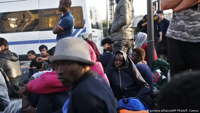 Frankreich Paris Migranten Flüchtlinge Camp Evakuierung (picture-alliance/AP Photo/T. Camus)