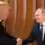 Дональд Трамп и Владимир Путин пожимают руки на открытии саммита G20 в Гамбурге