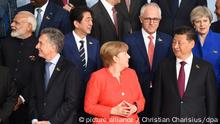 Mauricio Macri (l-r), Präsident von Argentinien, Bundeskanzlerin Angela Merkel und Chinas Staats- und Parteichef Xi Jinping, aufgenommen am 07.07.2017 beim Familienfototermin in Hamburg beim G20-Gipfel. Am 07. und 08. Juli kommen in der Hansestadt die Regierungschefs der führenden Industrienationen zum G20-Gipfel zusammen. Foto: Christian Charisius/dpa | Verwendung weltweit