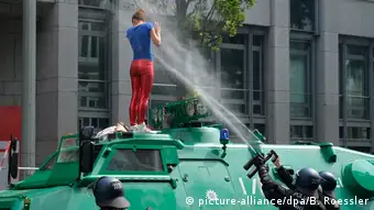 Les canons à eau, un classique des manifestations en Allemagne