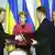 Vertreter von Gazprom und Naftoga schütteln sich in Anwesenheit von Timoschenko und Putin die Hände (Quelle: AP)