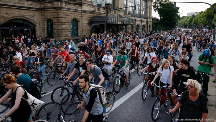 Bewusstsein das ganze Jahr über vermitteln
Es gibt mittlerweile das ganze Jahr über viele Veranstaltungen, die darauf hinweisen wie wichtig das Fahrrad für ein besseres Zusammenleben ist. Die Critical Mass ist z.B. eine Deutschlandweit organisierte Gruppe von tausenden Fahrradfahrern die einmal im Monat mittels Fahrradkonvoi in deutschen Großstädten demonstrieren. 