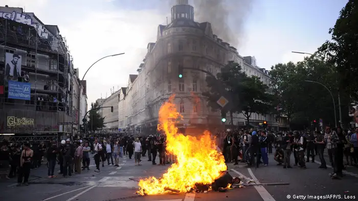 Пожар на одной из улиц Гамбурга, устроенный левыми экстремистами