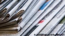 ARCHIV - ILLUSTRATION - Ein Stapel mit verschiedenen Tageszeitungen liegt am 26.04.2016 in München (Bayern) auf einem Tisch. Der Verband Deutscher Zeitungsverleger trifft sich am 25. April zu seiner Jahrestagung in Berlin. (zu dpa «Jahres-Pk Verband Deutscher Zeitschriftenverleger » vom 25.04.2017) Foto: Sven Hoppe/dpa +++(c) dpa - Bildfunk+++ | Verwendung weltweit