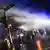 Policiais tiveram de usar canhões de água, spray de pimenta e gás lacrimogêneo para dispersar manifestantes no Schanzenviertel, em Hamburgo, durante G20