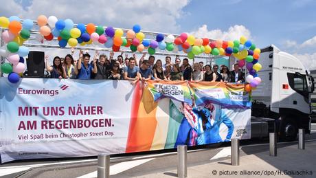 Presentation of the truck of the parade of the youth organization Jugend gegen Aids, Christopher Street Day (picture alliance / dpa / H.Galuschka)