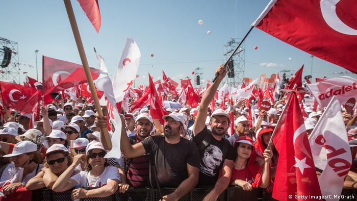 Türkei, Istanbul, Gerechtigkeits-Demo, die von der Partei der Oppositionspartei der Türkei abgehalten wird (Getty Images/C.McGrath)