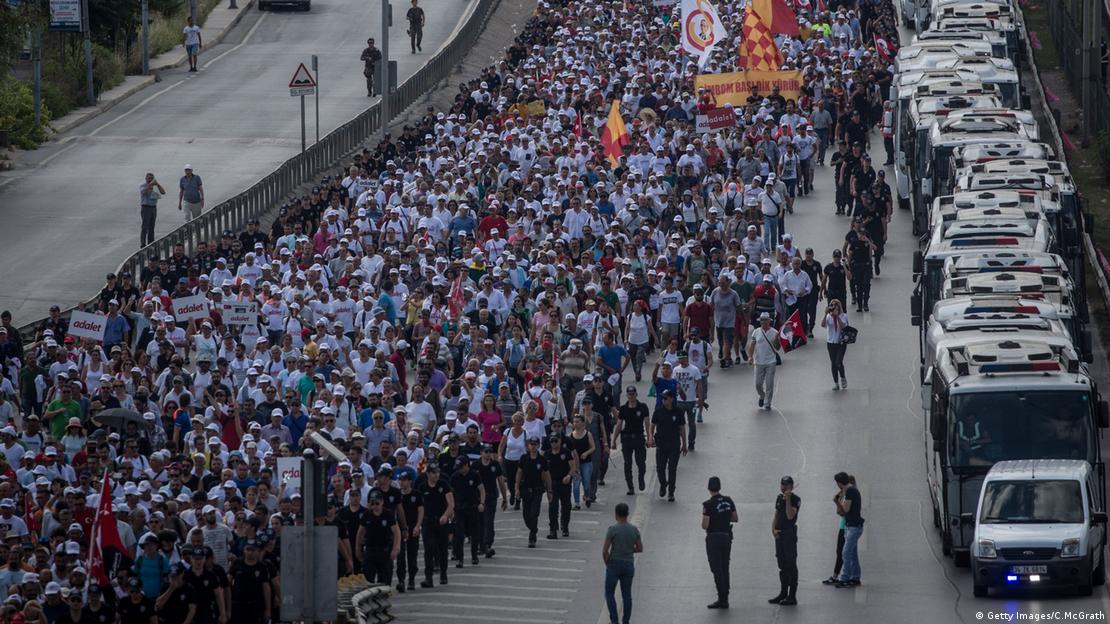 Kılıçdaroğlu'nun Ankara'dan İstanbul'a yaptığı Adalet Yürüyüşü'ne farklı kesimden binlerce kişi destek verdi.