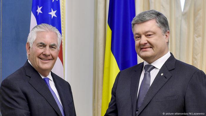 Der ukrainische Präsident Poroschenko trifft sich mit dem US-Außenminister Tillerson (picture-alliancedpa/M.Lazarenko)