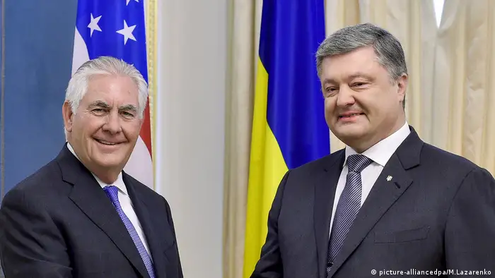 Der ukrainische Präsident Poroschenko trifft sich mit dem US-Außenminister Tillerson (picture-alliancedpa/M.Lazarenko)