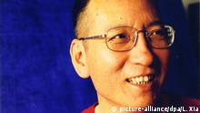 Ein undatiertes Handout zeigt den inhaftierten chinesischen Dissidenten und Bürgerrechtler Liu Xiaobo. Der Menschenrechtler könnte einer der Kandidaten für den diesjährigen Friedensnobelpreis sein. Foto: Liu Xia (Zu dpa 4160 Friedensnobelpreis nicht für 'Schreibtischtäter' vom 06.10.2010) |