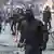 Radykalni bojówkarze zamaskowani w kominiarkach podczas zamiedzek ulicznych w Hamburgu