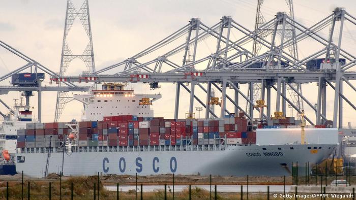Containerschiff der Reederei Cosco