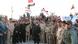 Der irakische Regierungschef Haider al-Abadi hält eine Nationalflagge, als er den Sieg über den IS in Mossul verkündet (Foto: Reuters) Der irakische Regierungschef Haider al-Abadi hält eine Nationalflagge, als er den Sieg über den IS in Mossul verkündet (Foto: Reuters)