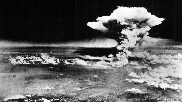 Las bombas atómicas se fabrican con plutonio o uranio radiactivo y obtienen su fuerza destructiva de la energía que se libera al dividirse el núcleo atómico (fisión nuclear). Este material divisible, al ser expuesto a combustible convencional, queda presionado de tal manera que provoca una reacción en cadena. 