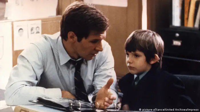 Filmstil Der einzige Zeuge, Detective John Book gespielt von Harrison Ford befragt kleinen Jungen (Foto: picture-alliance/United Archives/Impress)