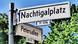 Zwei Straßenschilder: "Nachtigalplatz" und "Petersallee" Zwei Straßenschilder: "Nachtigalplatz" und "Petersallee"