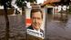 Der amtierende Bundeskanzler Gerhard Schröder hat seine Wiederwahl 2002 womöglich seiner Reaktion auf das schwere Oder-Hochwasser im Sommer des Jahres zu verdanken. Die SPD-geführte Bundesregierung leitete wenige Wochen vor der Wahl den größten Bundeswehreinsatz im Inneren seit dem Krieg ein und stellte umfangreiche Soforthilfe bereit. Vor allem aber watete Schröder in Gummistiefeln durch die betroffenen Gebiete und sprach mit Opfern. Der amtierende Bundeskanzler Gerhard Schröder hat seine Wiederwahl 2002 womöglich seiner Reaktion auf das schwere Oder-Hochwasser im Sommer des Jahres zu verdanken. Die SPD-geführte Bundesregierung leitete wenige Wochen vor der Wahl den größten Bundeswehreinsatz im Inneren seit dem Krieg ein und stellte umfangreiche Soforthilfe bereit. Vor allem aber watete Schröder in Gummistiefeln durch die betroffenen Gebiete und sprach mit Opfern.