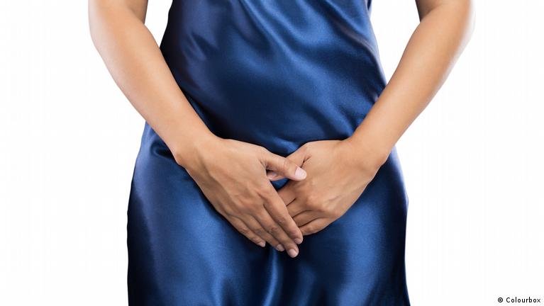 Yigit qizni yalab qoyadi.