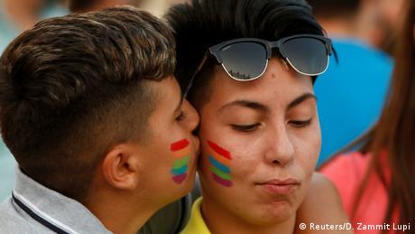 Malta Befürworter der Homoehe feiern Abstimmung vor dem Parlament (Reuters/D. Zammit Lupi)