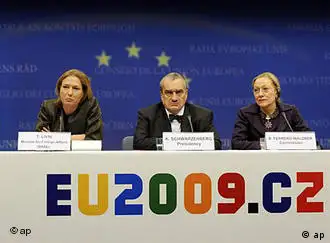 左起：以色列外长利夫尼，欧盟轮值主席国捷克外交部长施瓦岑贝格，欧盟外交委员费雷罗-瓦尔德纳
