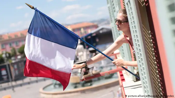 Las autoridades francesas han identificado en los dos últimos años en su territorio a 416 donantes de dinero a organizaciones u operaciones terroristas. El fiscal de París lo anunció en una entrevista a la emisora France Info que también se ha localizado en ese tiempo a 320 recaudadores de fondos, esencialmente con base en Turquía y el Líbano. (26.04.2018).