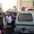 Iran | Leichenwagen transport die Leiche der vergewaltigten und getöteten der siebenjährigen Atena Aslani ab