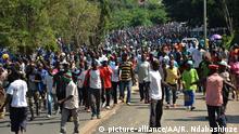 BUJUMBURA, BURUNDI - MARCH 04: Scores of people gather to protest the proposal of forming the interim government by Burundi opposition coalition, The National Council for the Respect of the Arusha Agreement and Rules of Law (CNARED) in Bujumbura, Burundi on March 04, 2017. Protesters also supported the Burundian government's decision to boycott the peace talks in Tanzania's Arusha province. Renovat Ndabashinze / Anadolu Agency | Keine Weitergabe an Wiederverkäufer.