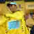 Fabio Aru schlüpft ins Gelbe Trikot. Foto: Getty Images