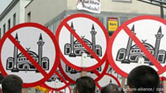 Symbolbild Demonstration gegen Moscheebau in Köln
