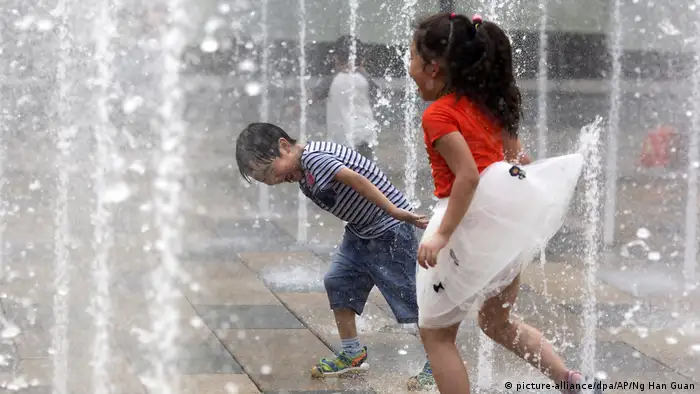 China | Kinder und Wasserfontänen