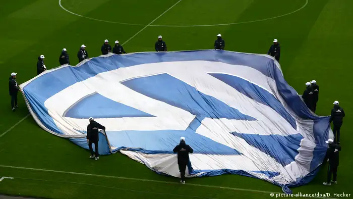 Deutschland | Ausbreitung Volkswagen Logo im Bremer Weserstadion (picture-alliance/dpa/D. Hecker)