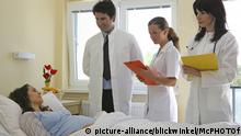 Aerzteteam untersucht Schwangere in einem Krankenzimmer, Deutschland | doctor checking pregnant woman lying on hospital bed, Germany | Verwendung weltweit