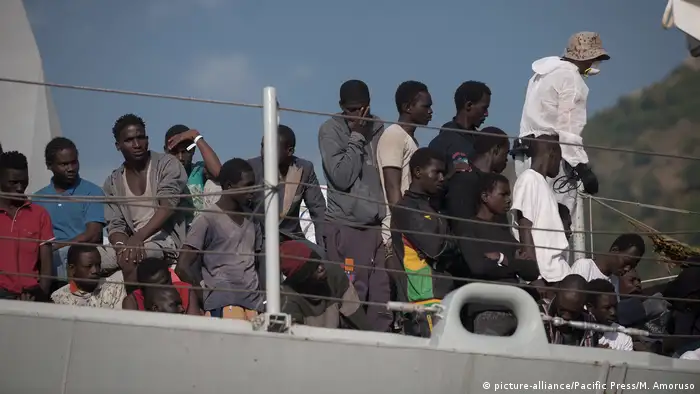 La Guardia Costera italiana coordinó el rescate de 500 inmigrantes y recuperó ocho cadáveres en cuatro lanchas neumáticas que navegaban a la deriva este 1 de agosto con la intención de alcanzar Europa. 01.08.2017