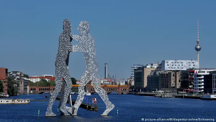 Deutschland | Skyline Berlin | Molecule Man Fernsehturm (picture-alliance/Bildagentur-online/Schoening)