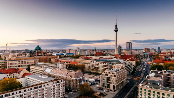 Deutschland | Skyline Berlin | Nikolaiviertel mit Fernsehturm (picture-alliance/R. Schlesinger)