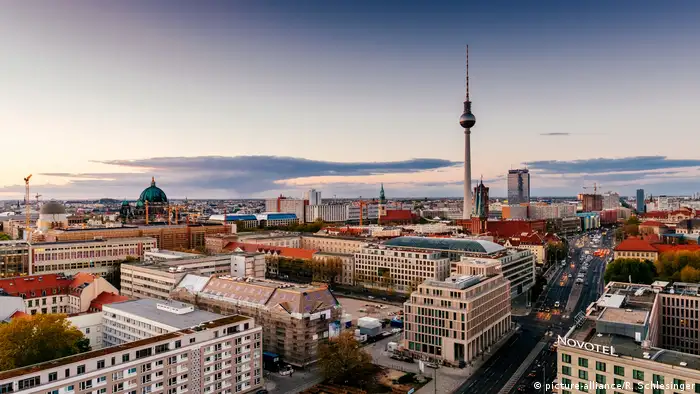 Berlin skyline | Nikolaiviertel mit Fernsehturm